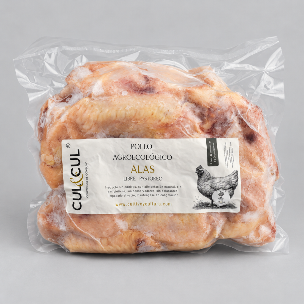 Alas de pollo agroecológico empacadas al vacío, con etiqueta de CUL&CUL.