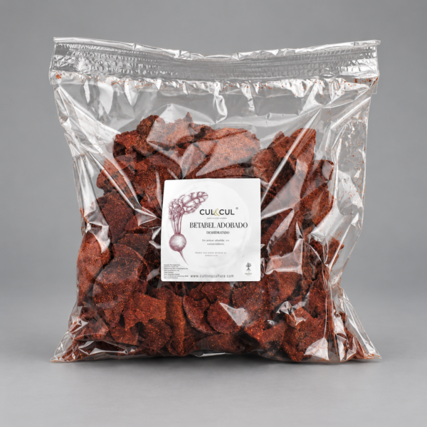 Bolsa de chips de betabel adobado deshidratado CUL&CUL de 500 g sobre fondo gris
