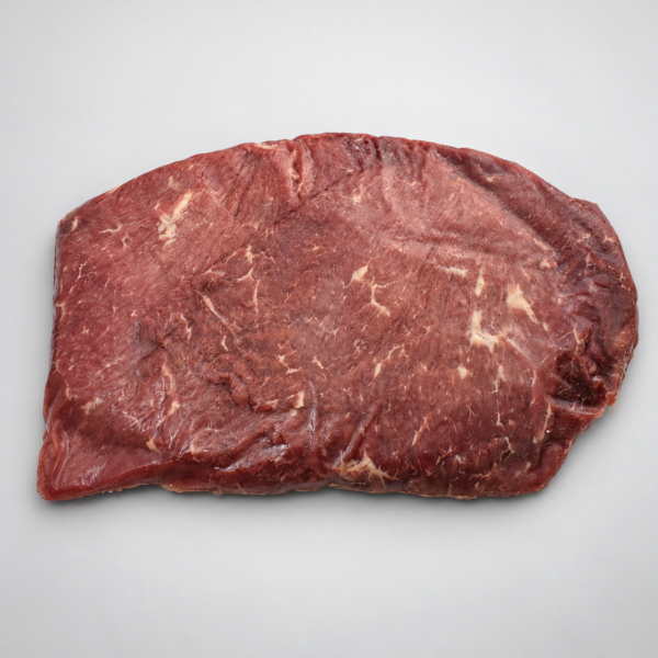Bola bistec de res Angus sin empaque, con fibras y finas vetas de grasa visibles.