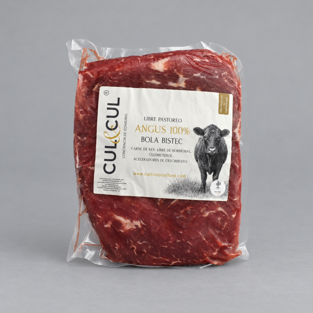 Bola bistec de res Angus empacado al vacío sobre fondo gris neutro.