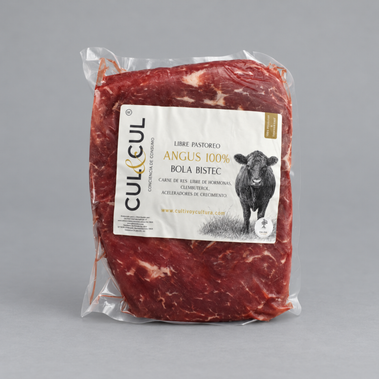 Bola bistec de res Angus empacado al vacío sobre fondo gris neutro.