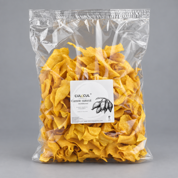 Bolsa de chips de camote natural deshidratado CUL&CUL de 500 g sobre fondo gris