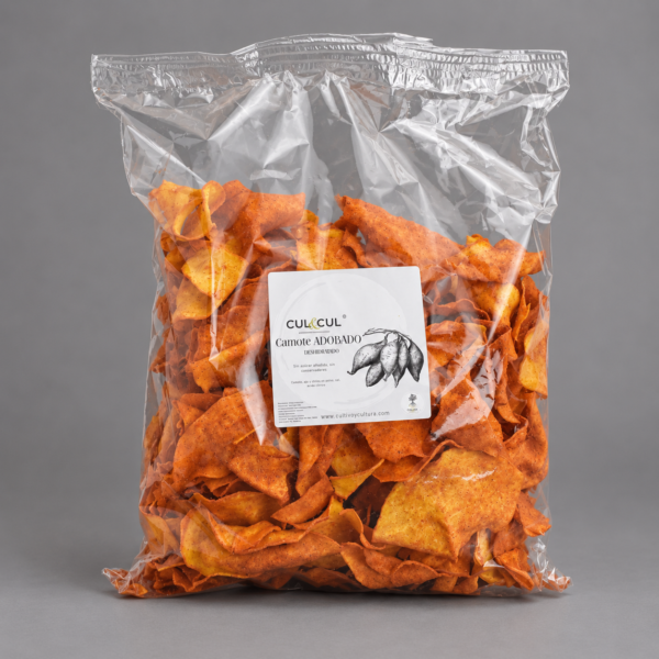 Bolsa de Chips de Camote Adobado CUL&CUL de 500 g sobre fondo gris