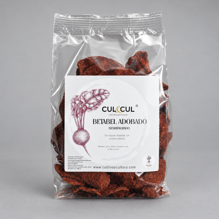 Bolsa de chips de betabel adobado deshidratado CUL&CUL de 100 g sobre fondo gris