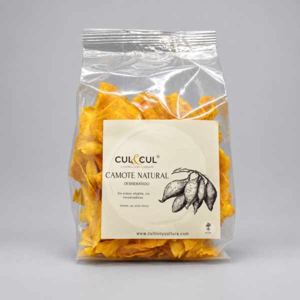 Bolsa de chips de camote natural deshidratado CUL&CUL de 100 g sobre fondo gris