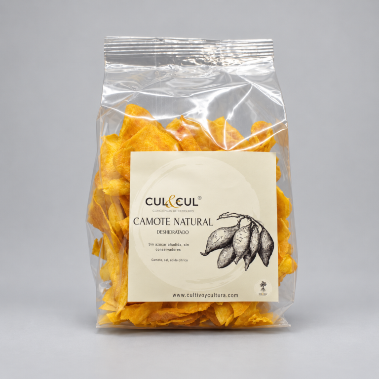 Bolsa de chips de camote natural deshidratado CUL&CUL de 100 g sobre fondo gris