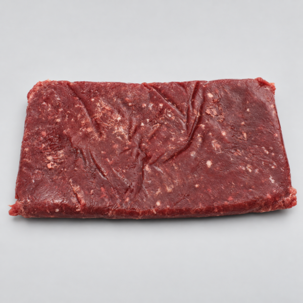 Carne molida magra de res Angus en porción rectangular sin empaque.