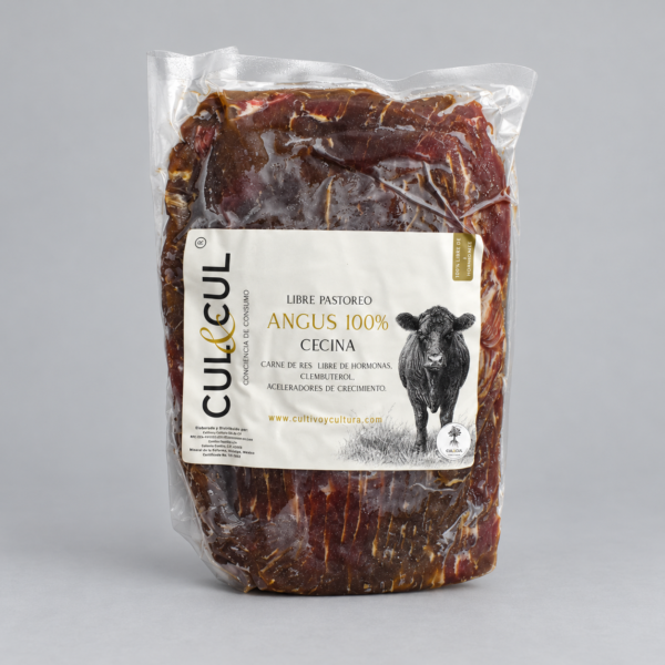 Cecina de res Angus empacada al vacío sobre fondo gris neutro.