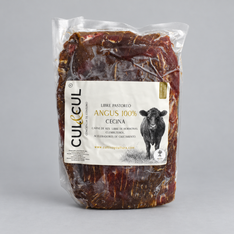 Cecina de res Angus empacada al vacío sobre fondo gris neutro.