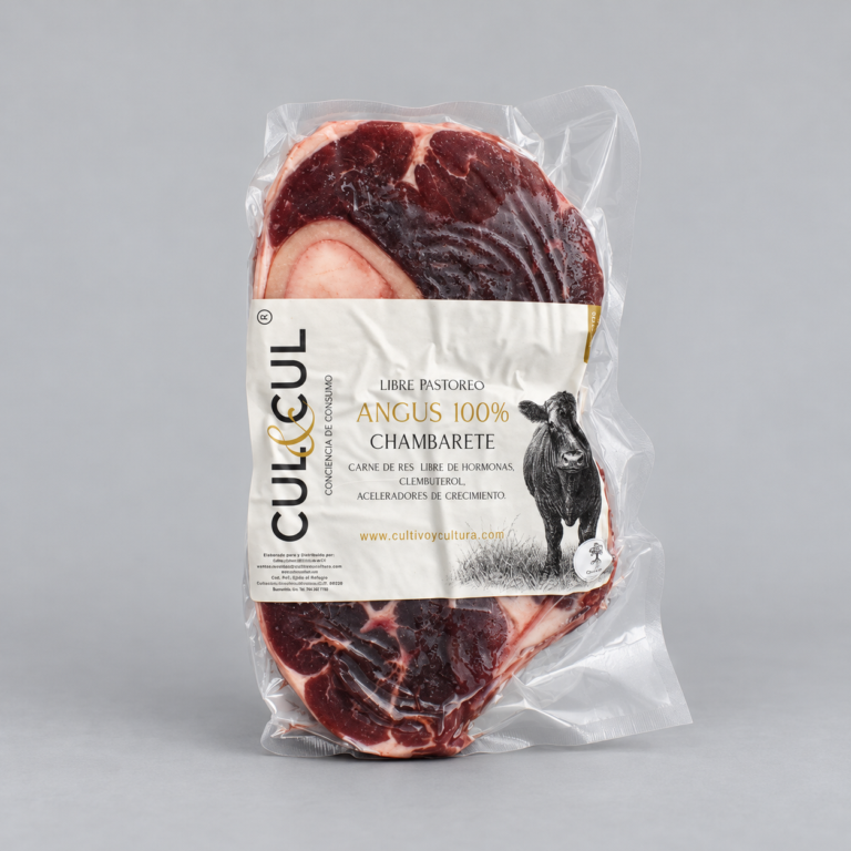 Chambarete de res Angus con hueso empacado al vacío sobre fondo gris neutro.
