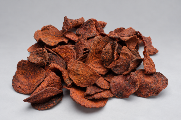 Chips de betabel adobado CUL&CUL servidas sobre fondo gris