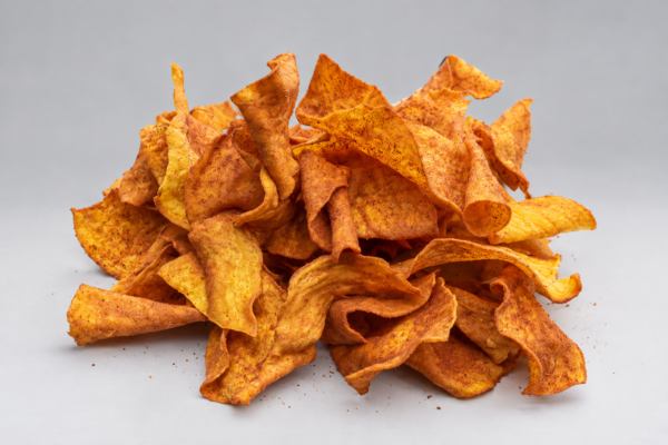 Chips de camote adobado CUL&CUL servidas sobre fondo gris