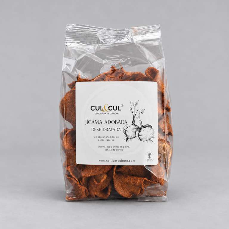 Bolsa pequeña de chips de jícama adobada deshidratada, con las piezas visibles y etiqueta frontal.