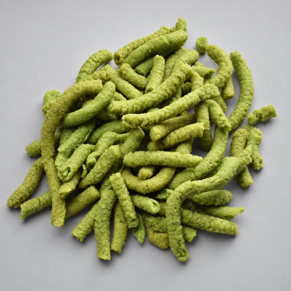 Churros de nopal sal y limón apilados sobre fondo gris, con detalle de su textura.