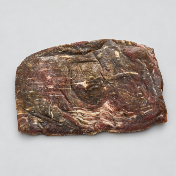 Cecina de res Angus sin empaque sobre fondo gris neutro.