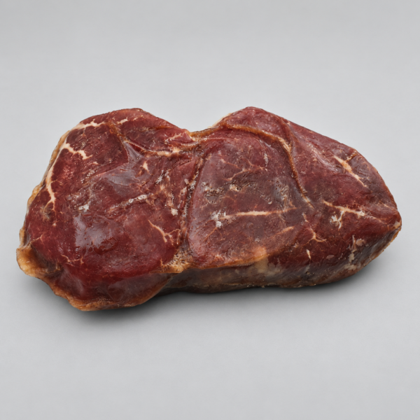 Cuete maciza de res Angus sin empaque sobre fondo gris neutro.