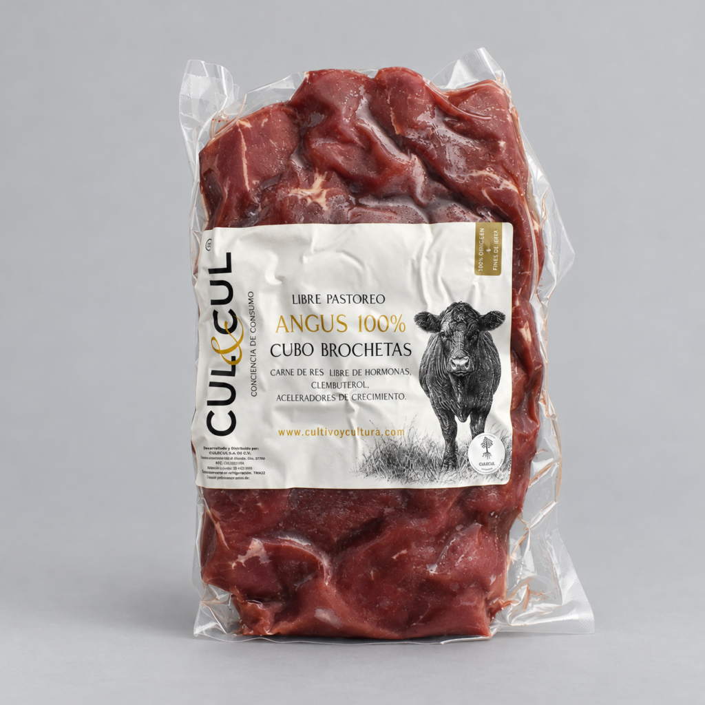 Carne de res Angus en trozos para brochetas, sin empaque, sobre fondo gris neutro.