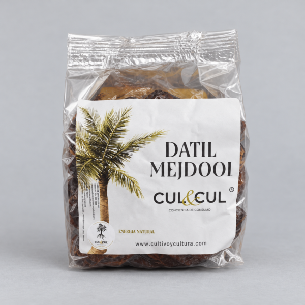 Dátiles Medjool en bolsa transparente con etiqueta frontal, sobre fondo gris claro.