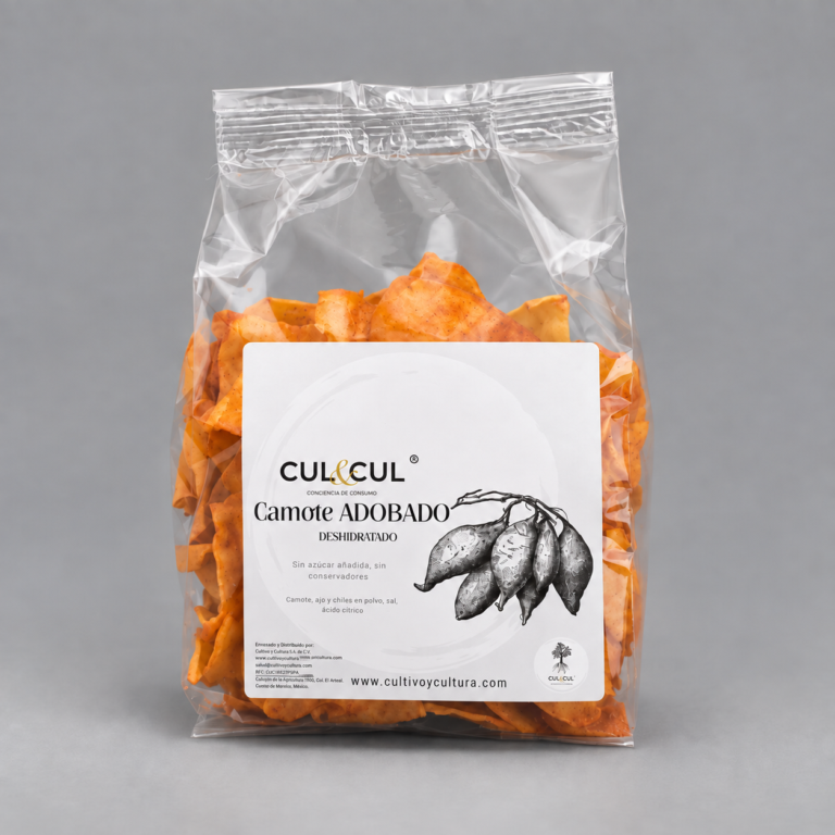 Bolsa de Chips de Camote Adobado CUL&CUL de 100 g sobre fondo gris
