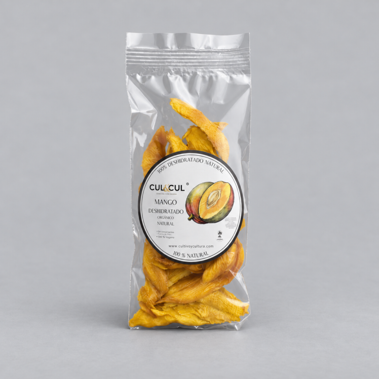 Mango deshidratado natural en bolsa transparente, con las piezas visibles sobre fondo gris claro.