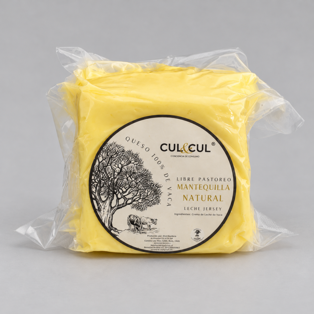 Bloque de mantequilla natural dentro de un empaque transparente con etiqueta de CUL&CUL.