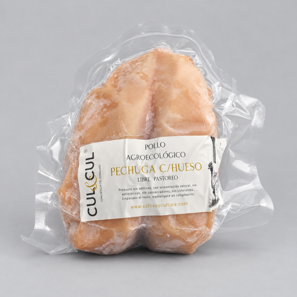 Pechuga de pollo agroecológico con hueso, empacada al vacío con etiqueta de CUL&CUL.