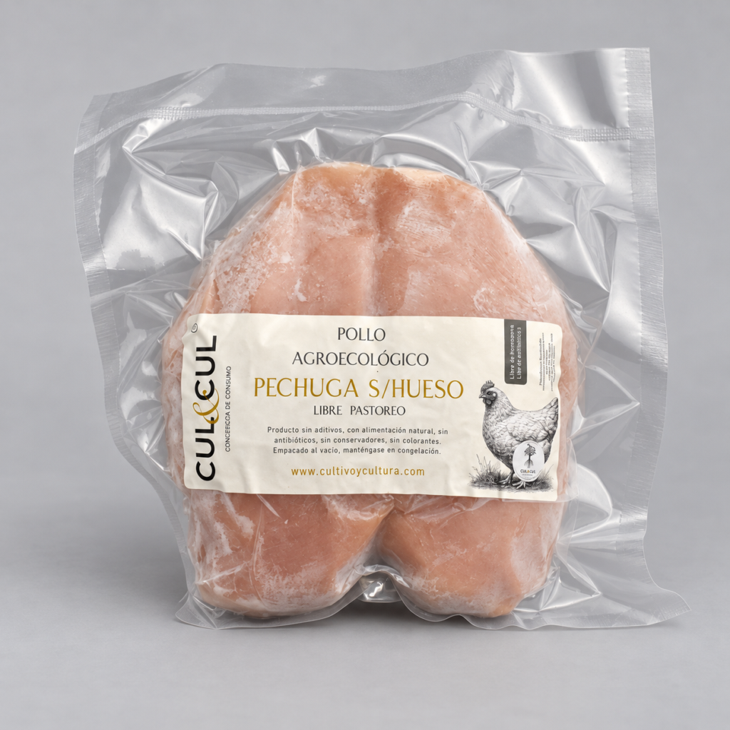 Pechuga de pollo agroecológico sin hueso, en empaque al vacío con etiqueta de CUL&CUL.