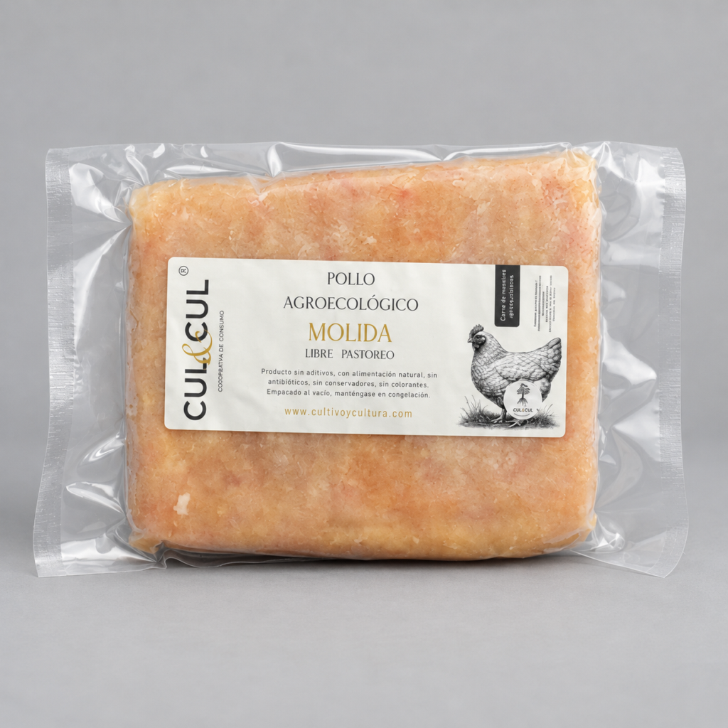 Carne molida de pollo agroecológico en porción rectangular empacada al vacío, con etiqueta de CUL&CUL.
