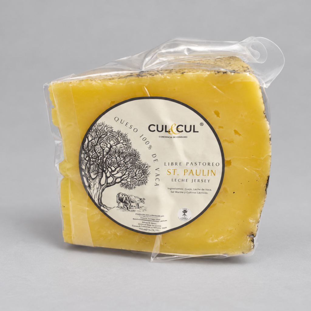 Cuña de queso St. Paulin empacada al vacío con etiqueta redonda de CUL&CUL.
