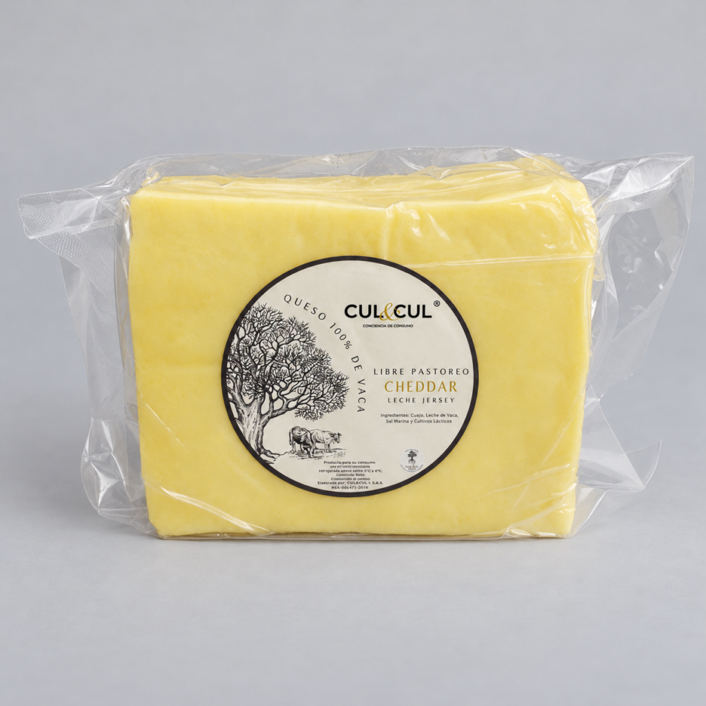 Bloque de queso cheddar empacado al vacío con etiqueta de CUL&CUL.