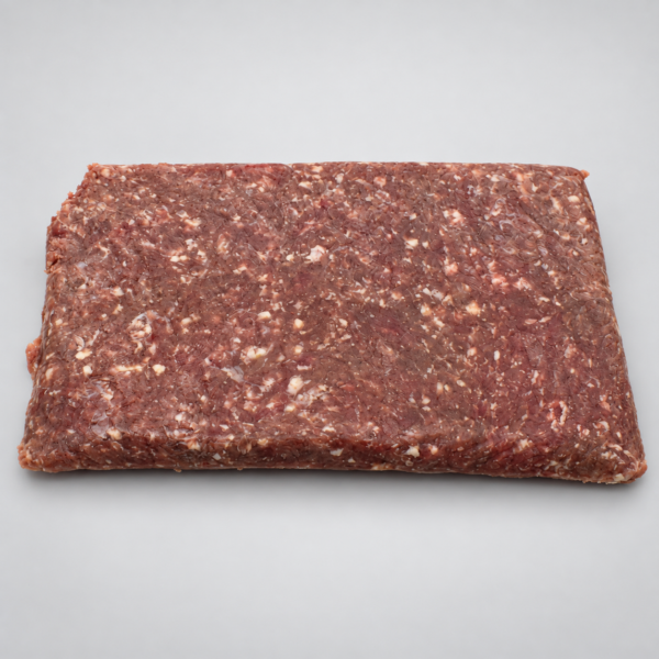 Carne molida de sirloin Angus sin empaque, en porción rectangular con grasa visible.
