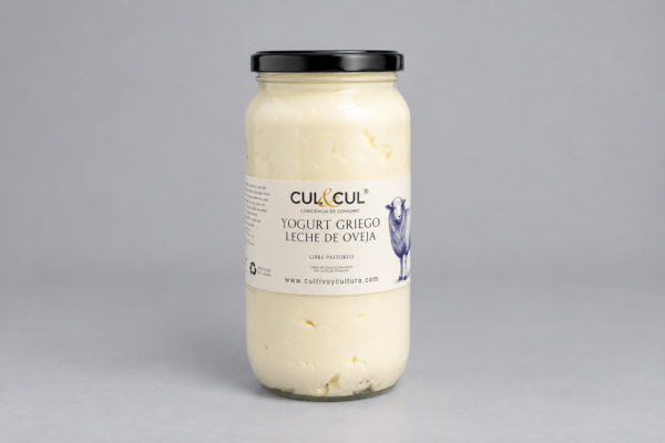 Frasco de Yogurt Griego de Oveja CUL&CUL de 1 kg sobre fondo gris