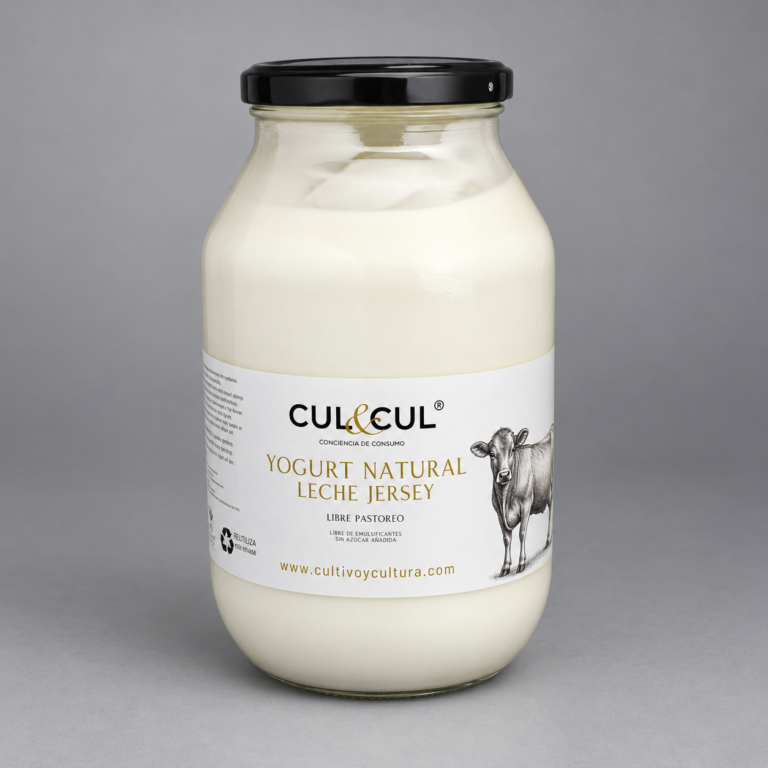 Frasco de yogur natural de leche Jersey CUL&CUL sobre fondo gris